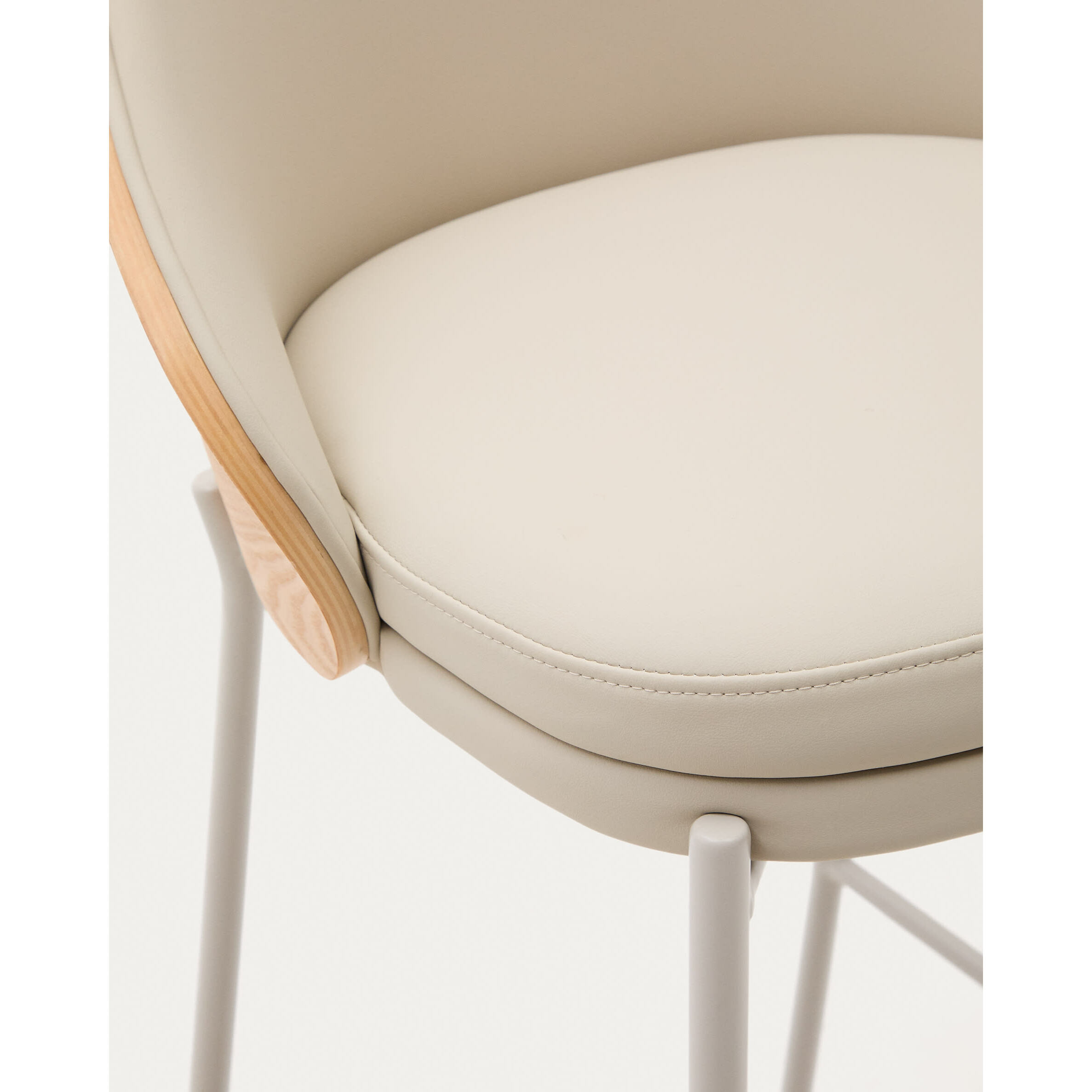 Kave Home - Sgabello Eamy di pelle sintetica beige, impiallacciatura in frassino finitura naturale 65