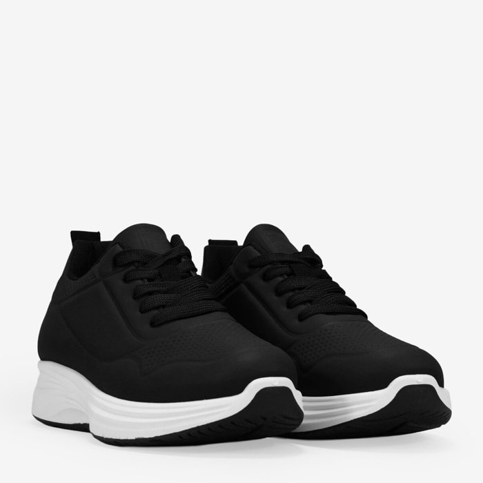 Zapatillas deportivas negras con cordones