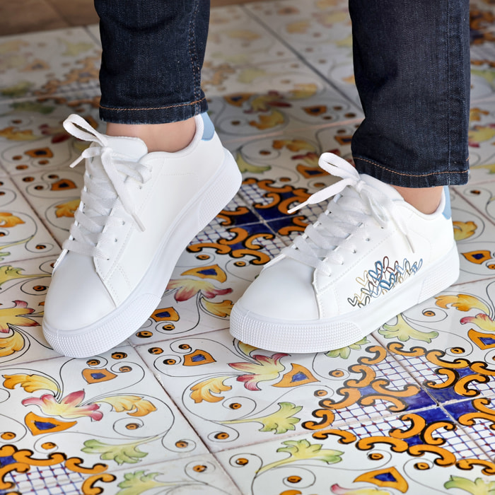 Sneakers in simil pelle con ricamo laterale