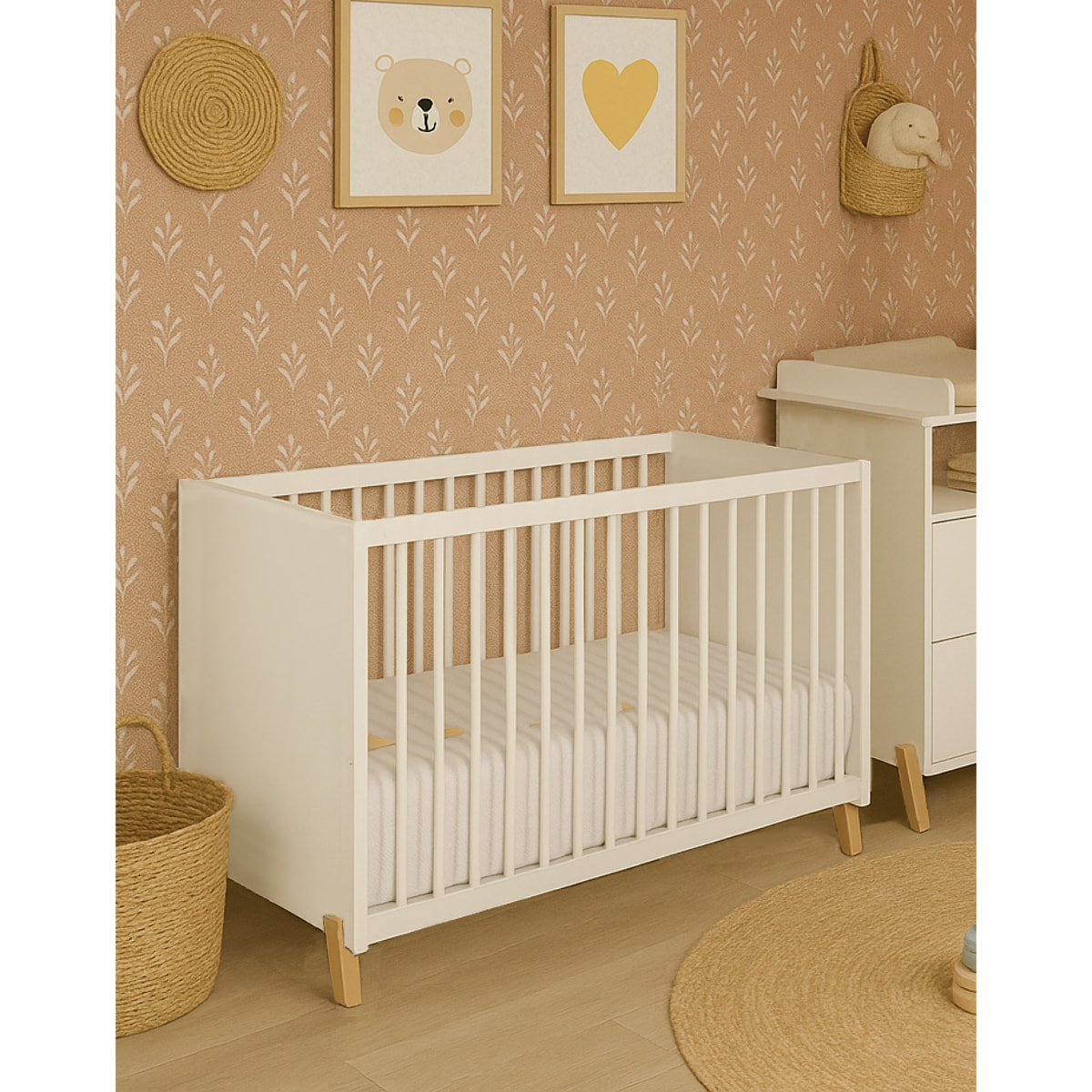 Lit bébé 120 x 60 sur pieds en bois blanc