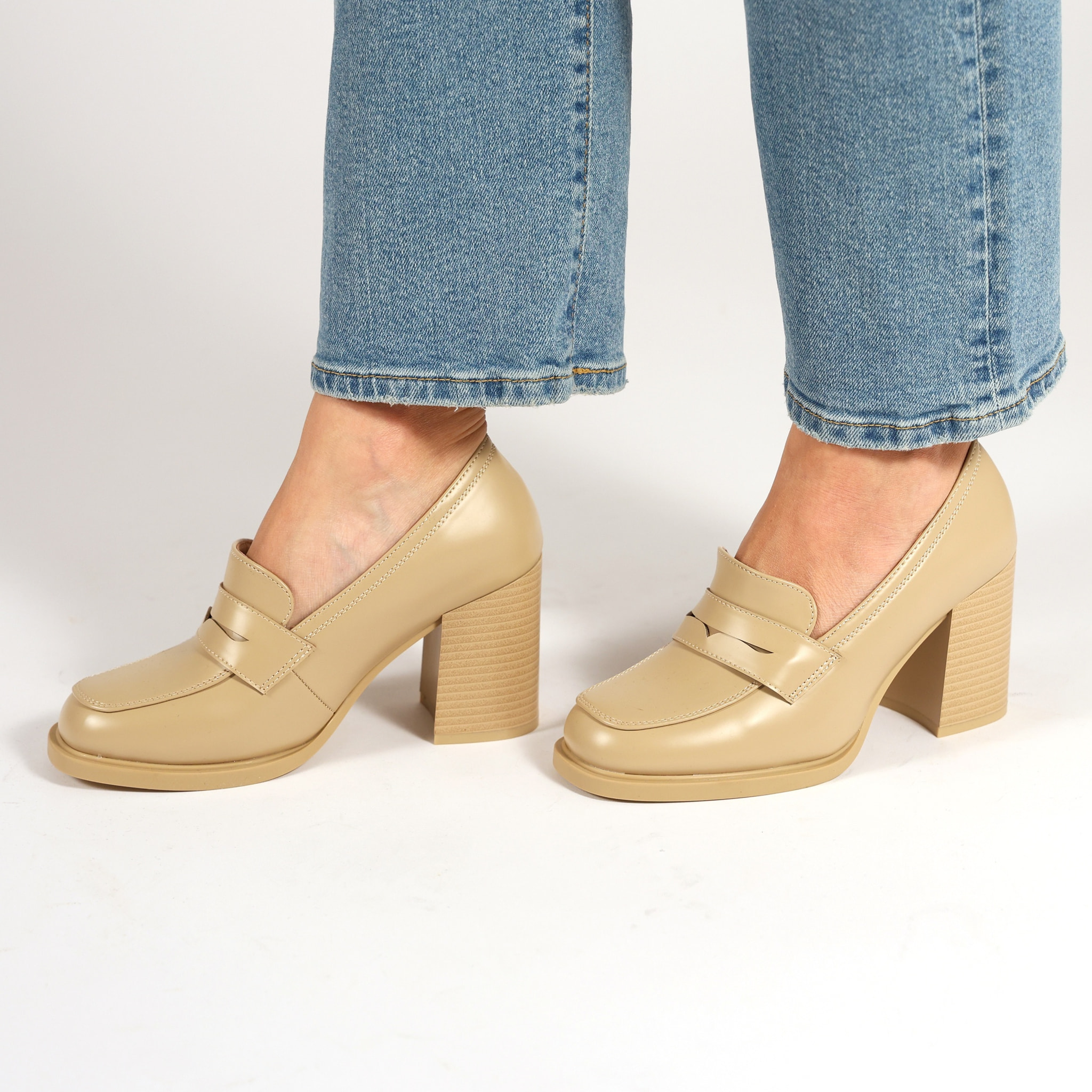 Mocassini in simil pelle con tacco comodo quadrato