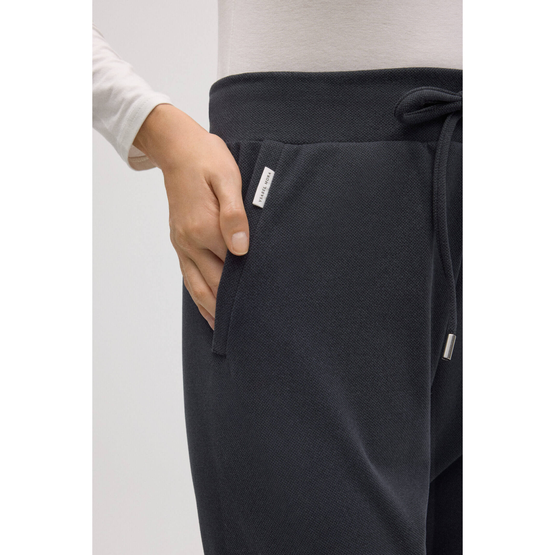 Pantaloni jogger color carbone testurizzati