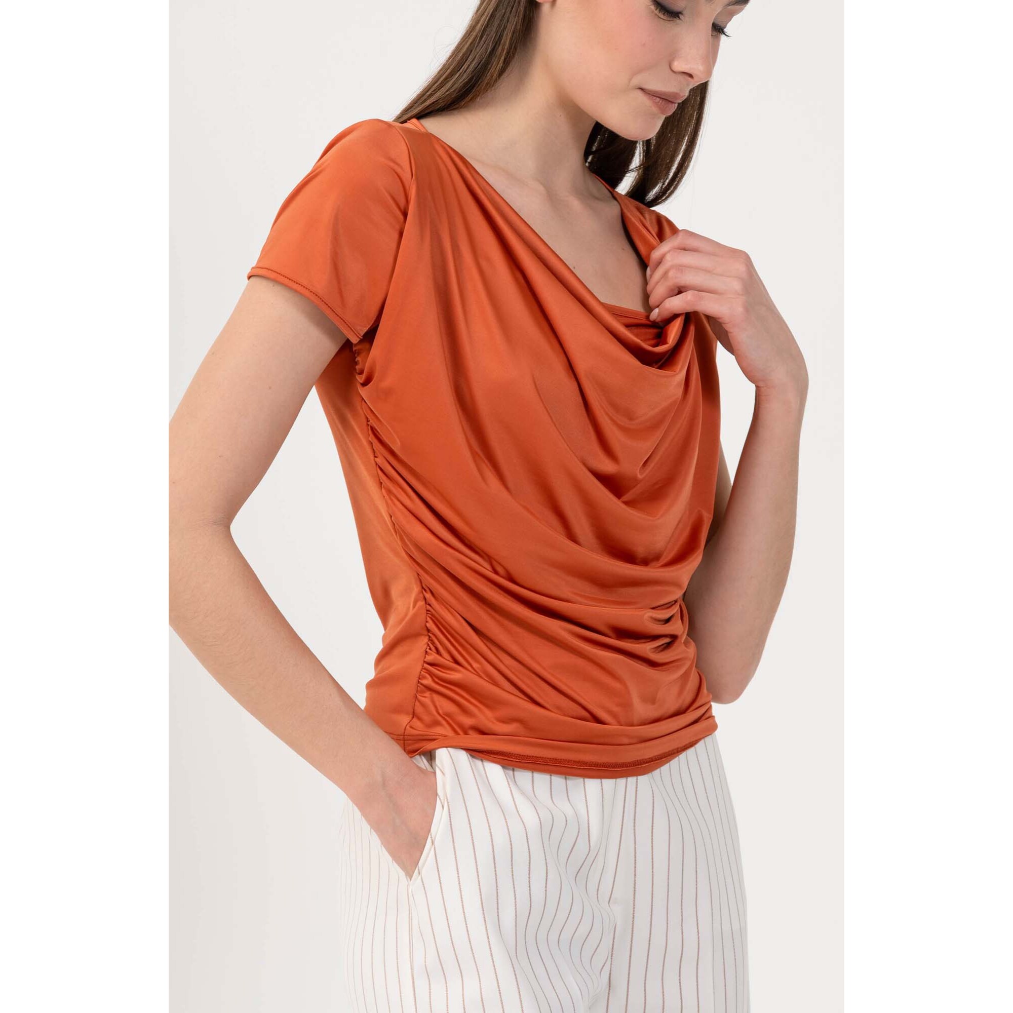 Kocca - T-shirt con scollo drappeggiato Donna