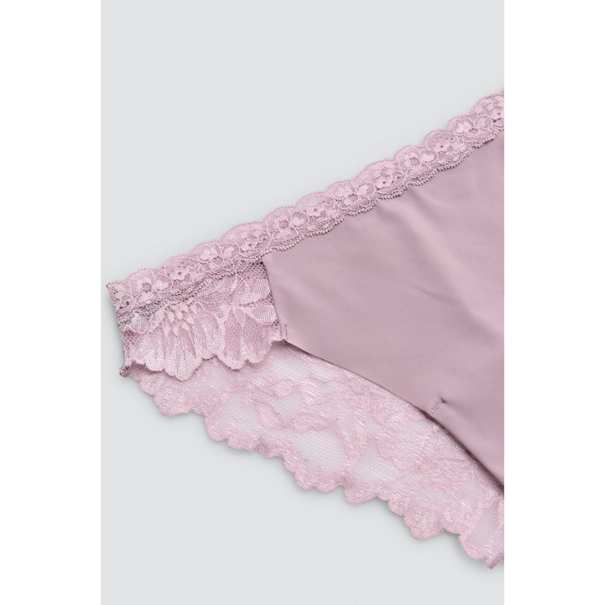 Slip brasiliano elasticizzato con pizzo lilla