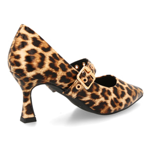 Zapato salón con tira de tachuelas.