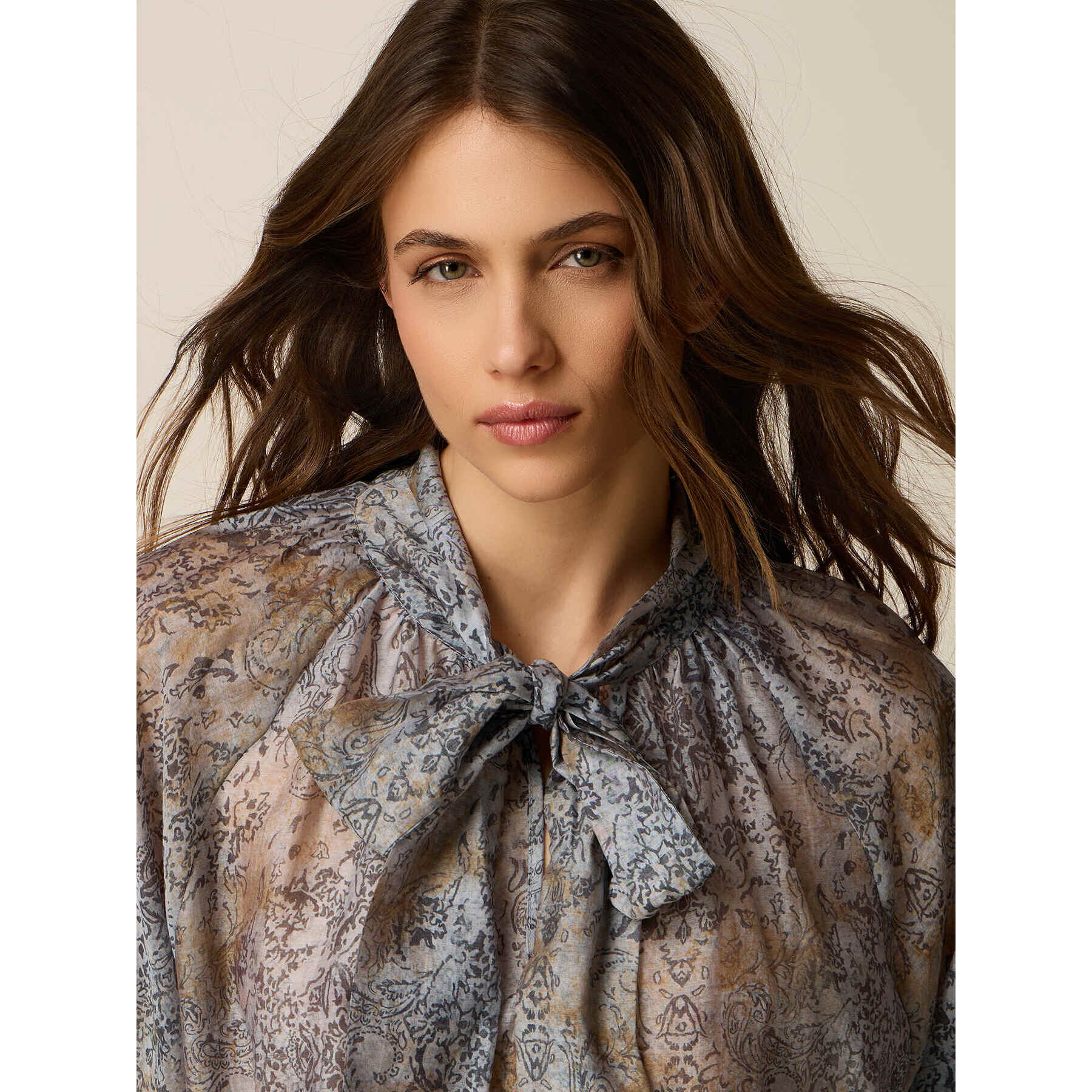 Oltre - Blusa fantasia con fiocco - Azzurro