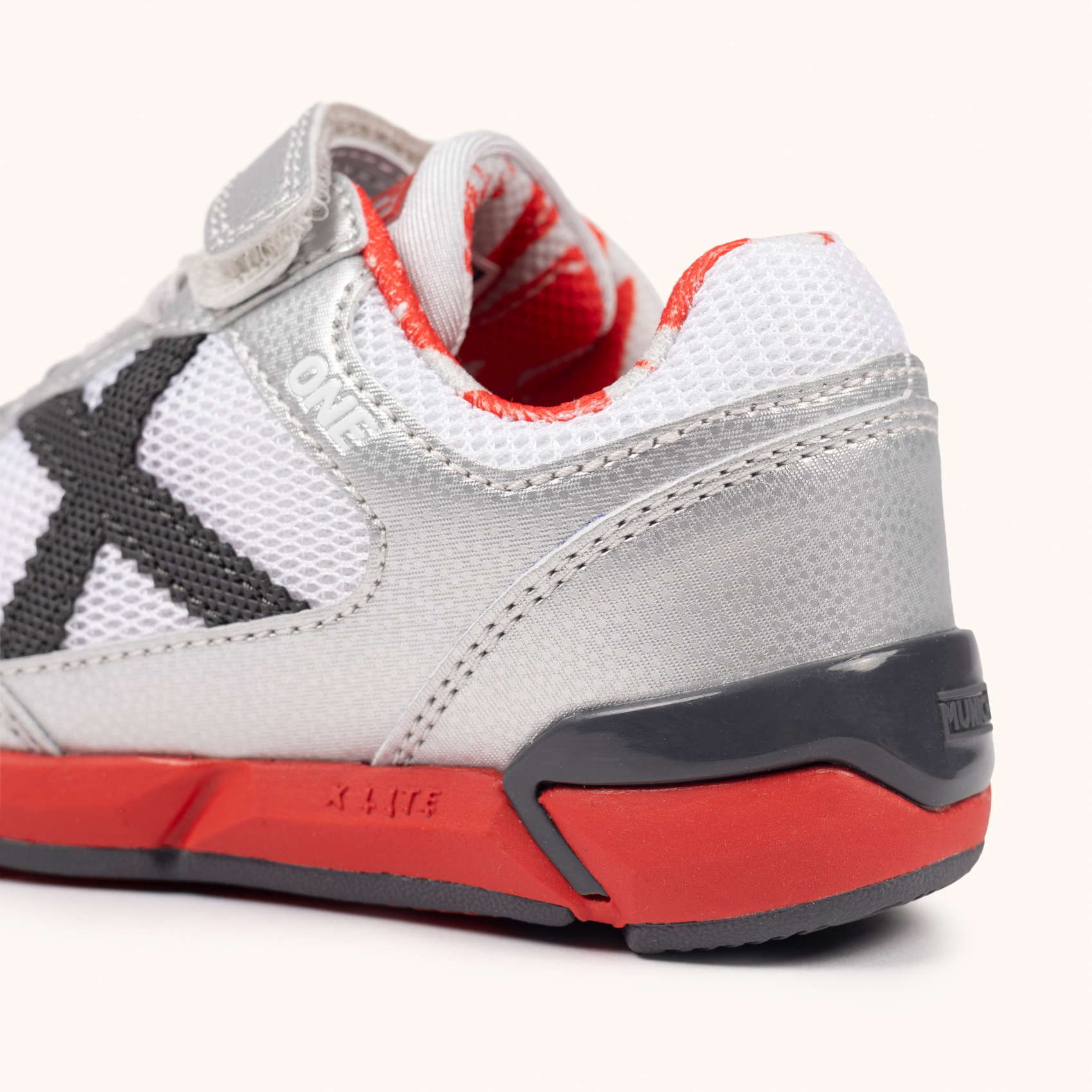 Zapatillas de fútbol sala infantiles con velcro en gris metalizado y rojo MUNICH ONE KID VCO 79