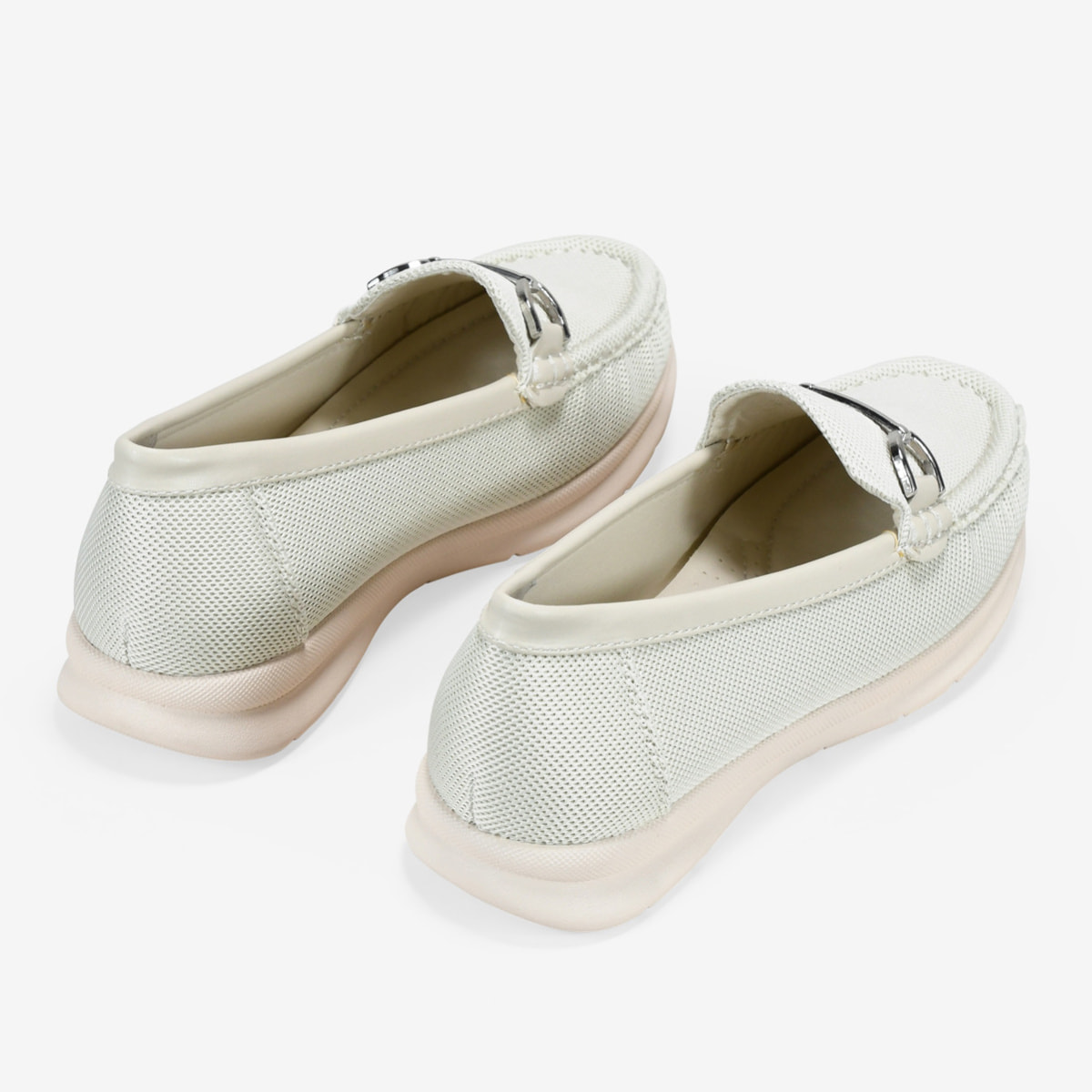 Mocasines beige con detalle metálico al tono