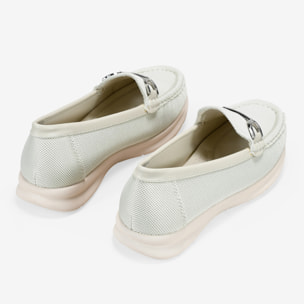 Mocasines beige con detalle metálico al tono