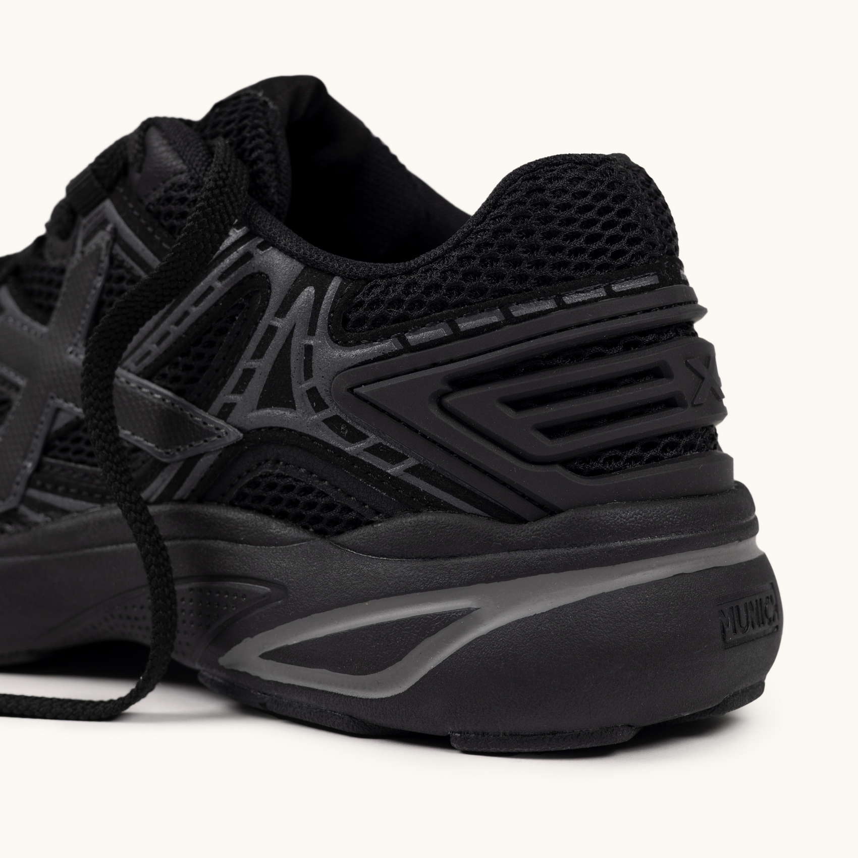 Zapatillas Urbanas Total Black MUNICH M2000 04