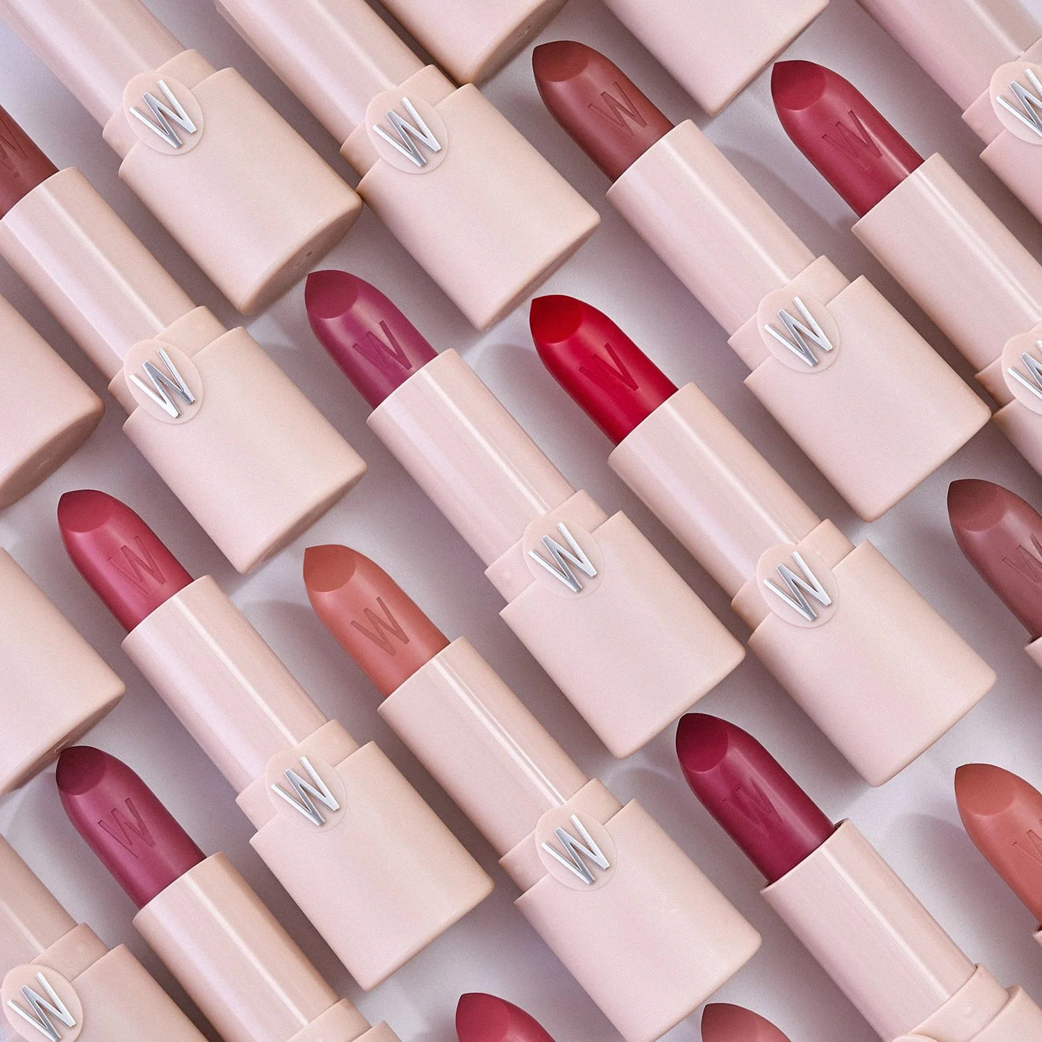 LIP SHOT Rossetto satinato dalla texture leggera ed avvolgente
