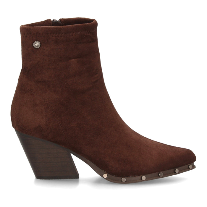 Botin de mujer con tacon y tachuelas.