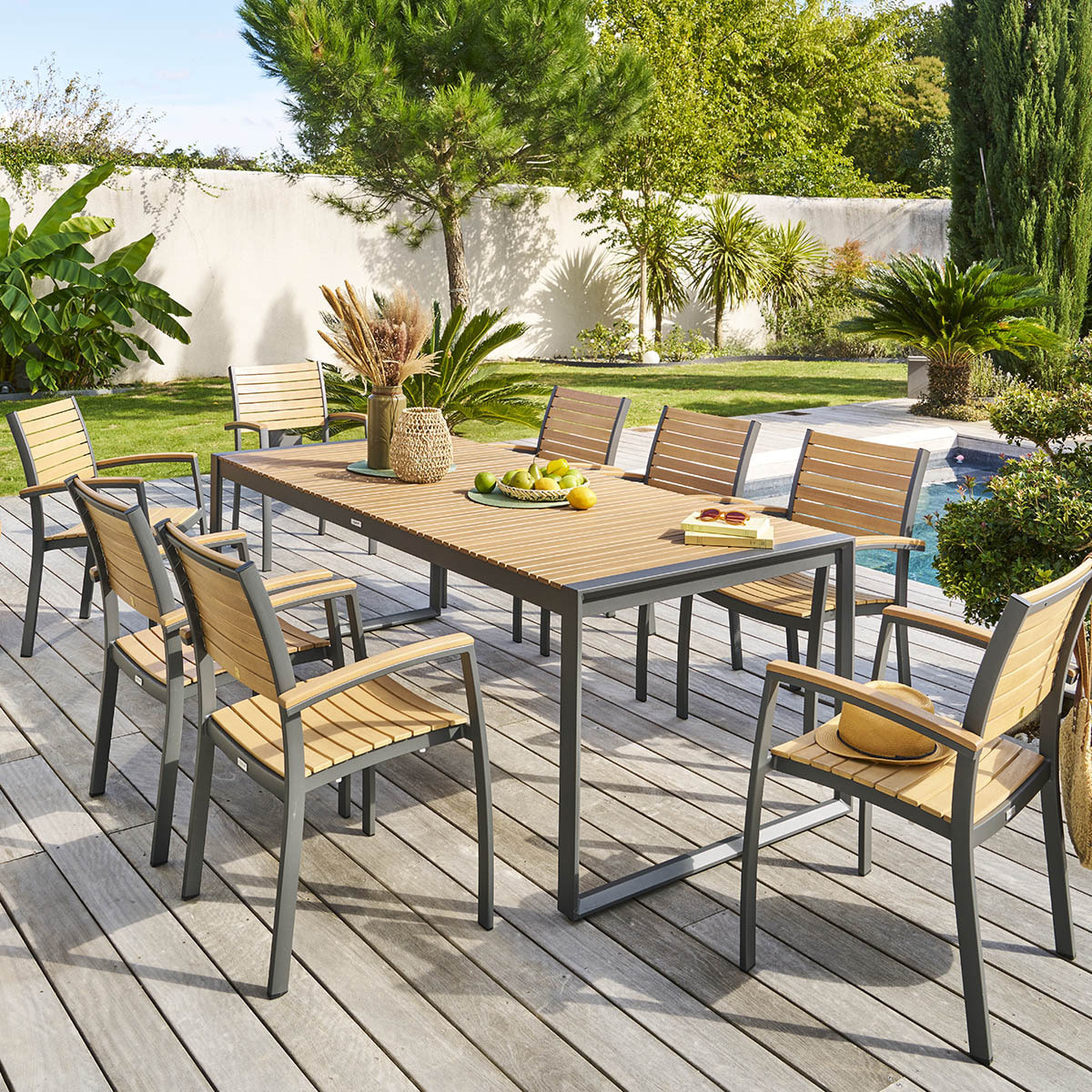 Table de jardin "Lensia" eucalyptus/graphite 8 places en aluminum traité epoxy