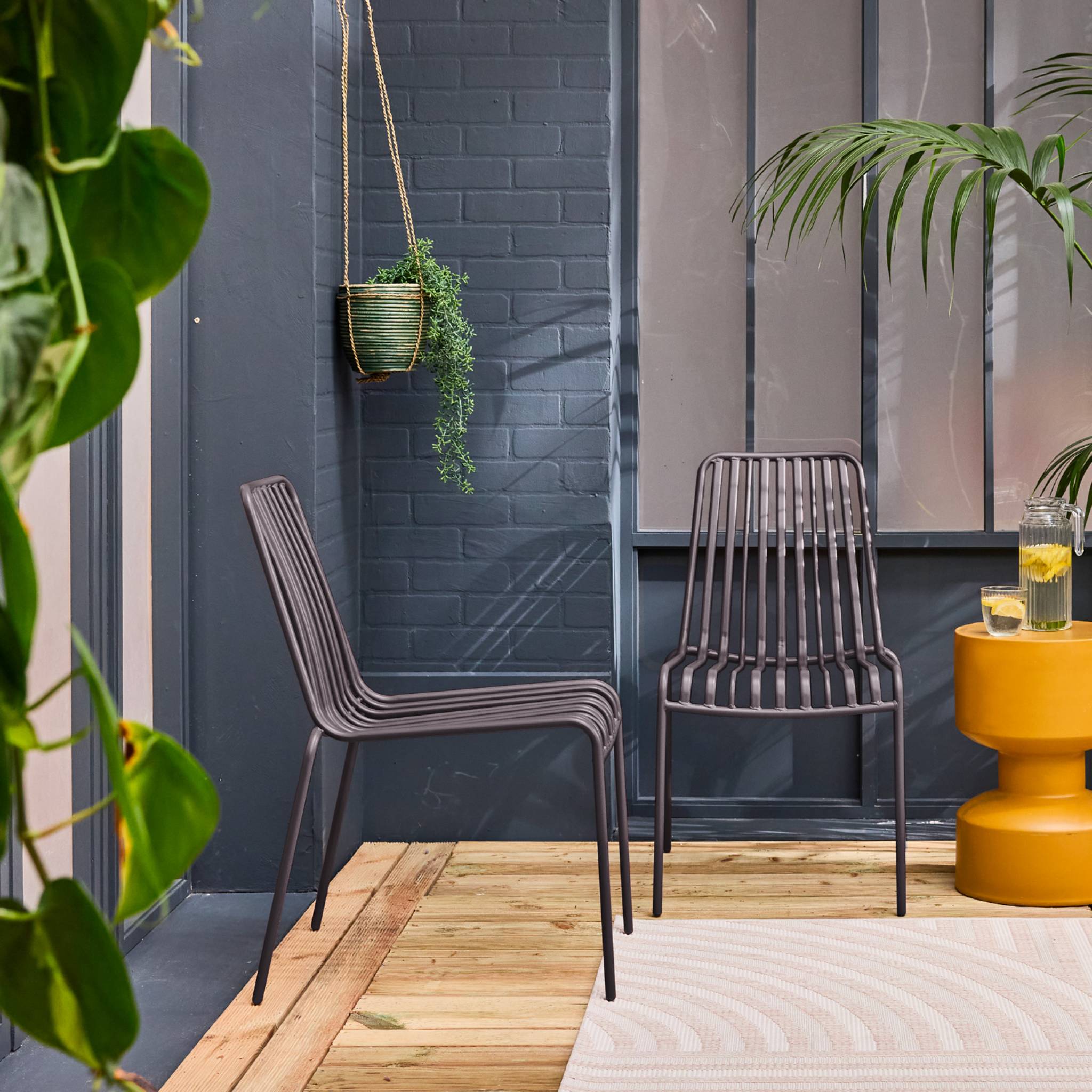 Lot de 2 chaises de jardin FLORIDA anthracite empilable en acier. L 59 x P 47.5 x H 78 cm