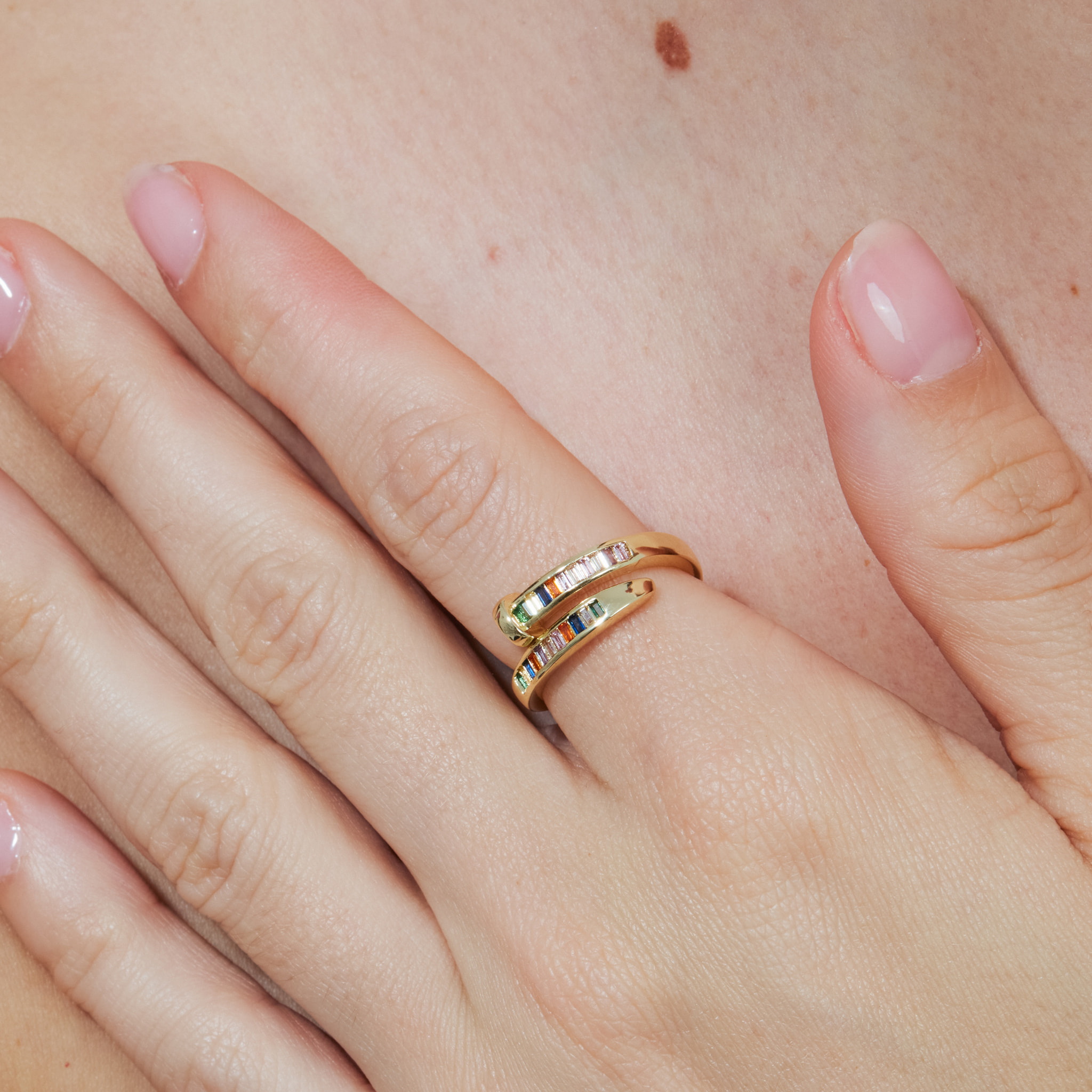 Anillo de Aleación de Metal y Circonita Multicolor acabado en oro amarillo de 18k