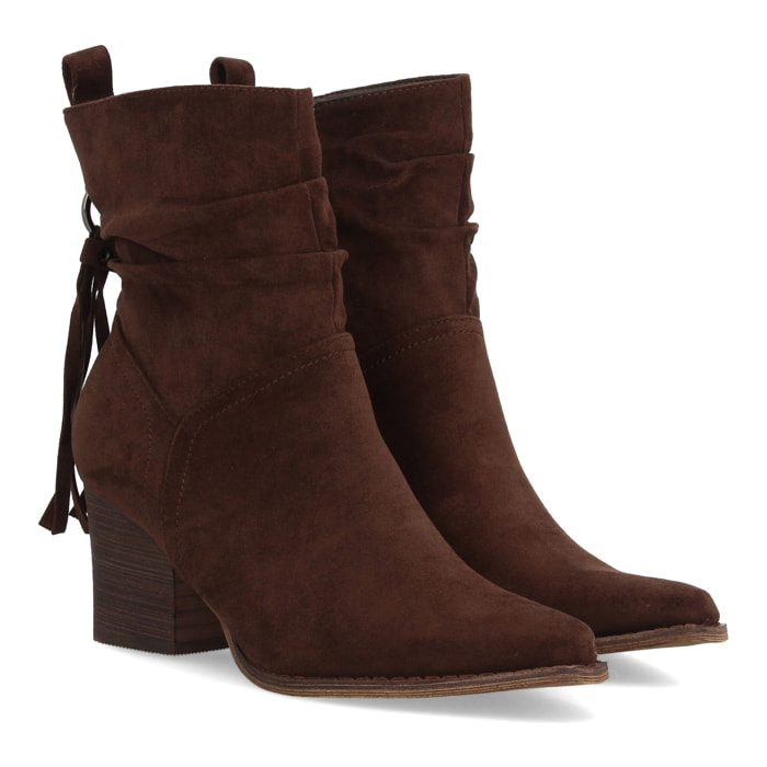 Botines cowboy con flecos en la parte trasera