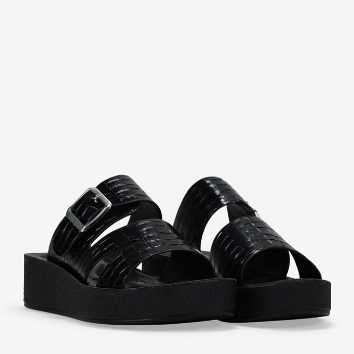 Sandalias de cuña negras efecto cocodrilo con hebilla