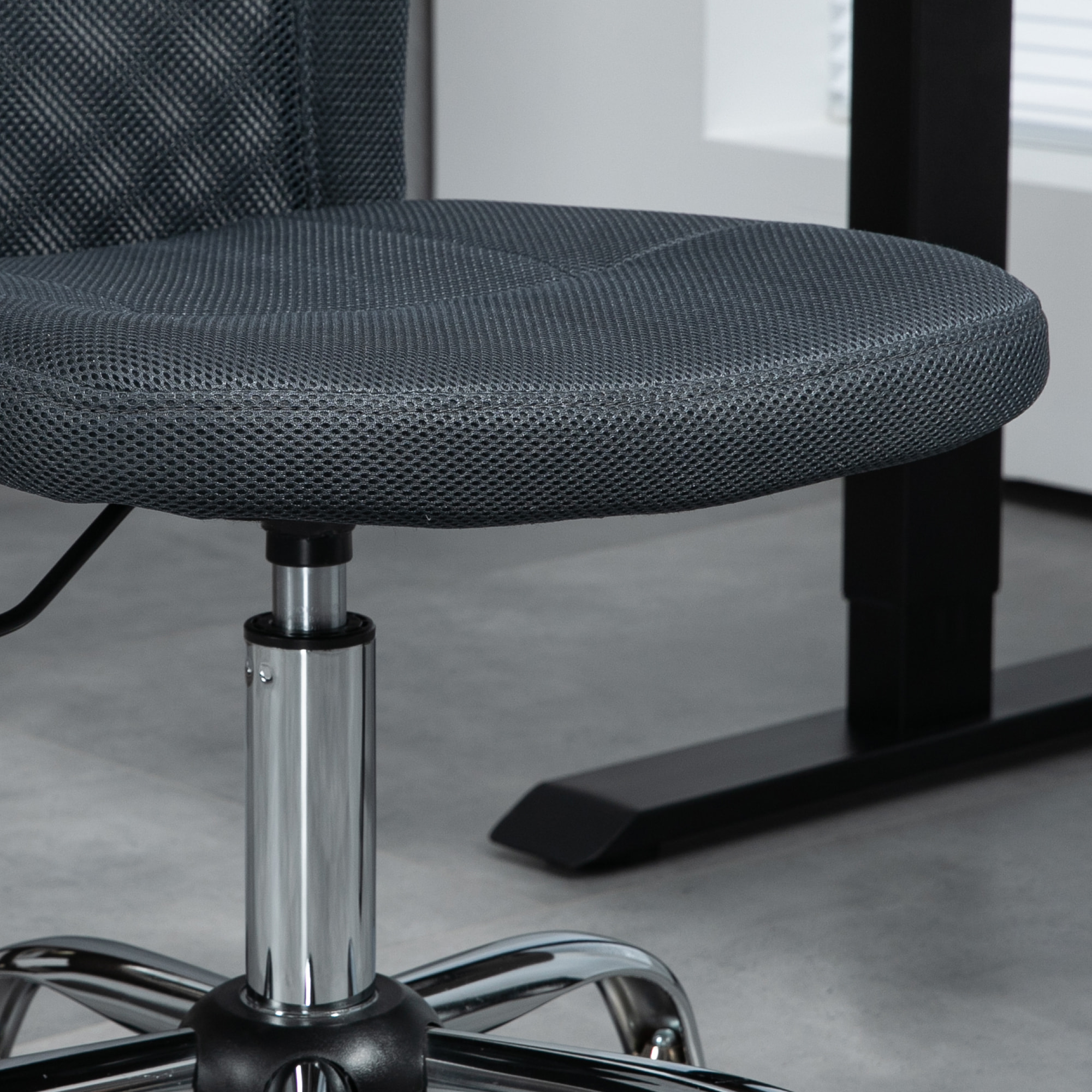 Chaise de bureau ergonomique hauteur réglable piètement chromé pivotant 360° revêtement gris foncé