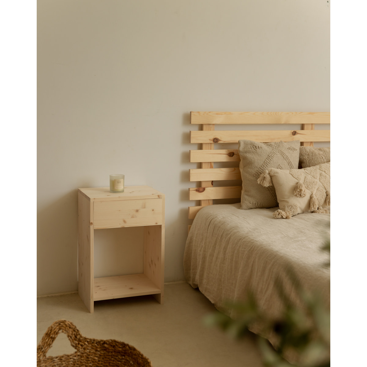Table de chevet en bois massif avec un tiroir ton chêne moyen 60x40cm Hauteur: 60 Longueur: 40 Largeur: 29.5