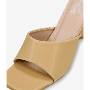 Sandalias beige con tacón triangular