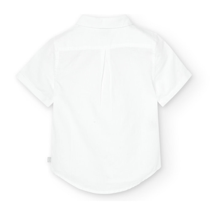 Camisa blanca con mangas cortas y bolsillo decorativo