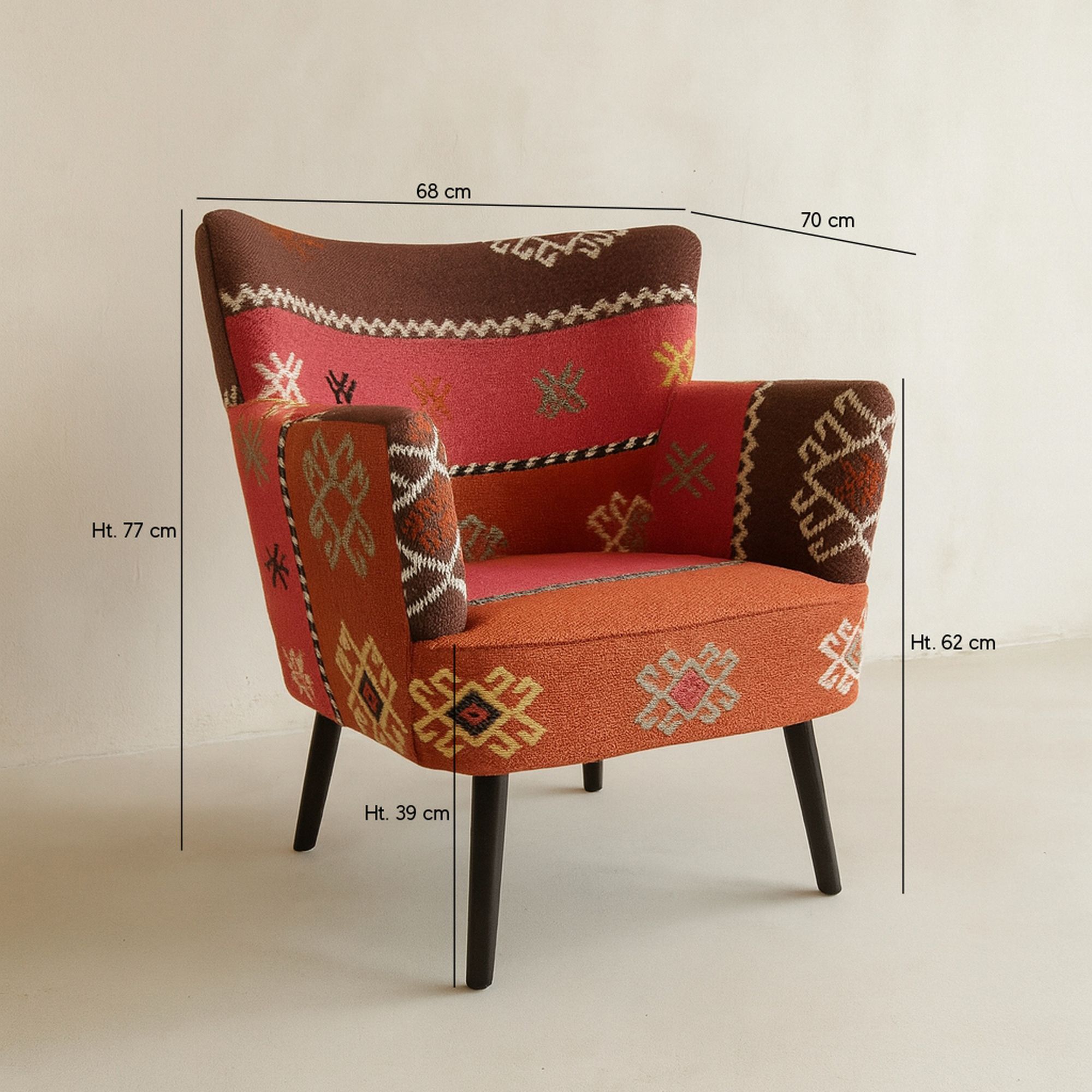 Fauteuil en kilim brodé main et pieds en bois noir CHAQUIRAS