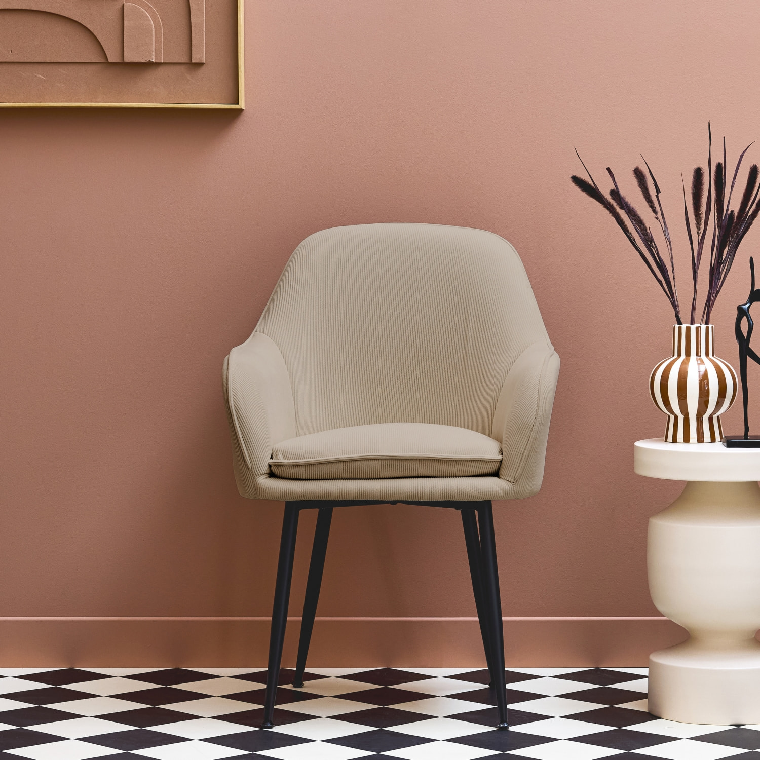 Fauteuil en velours côtelé beige et pieds en métal noir mat. L 57 x P 59 x H 84.5