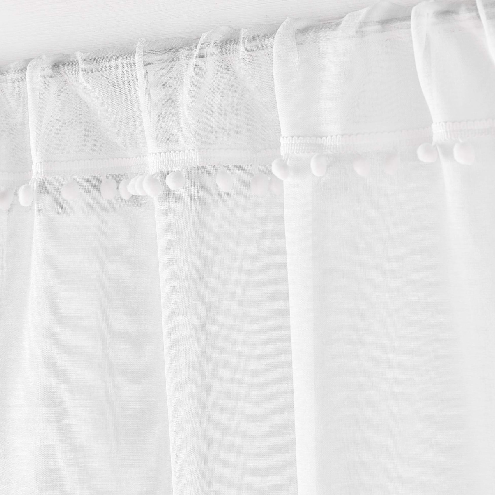 Paire de voilages passe-tringle en voile sablé avec finitions pompons - Blanc