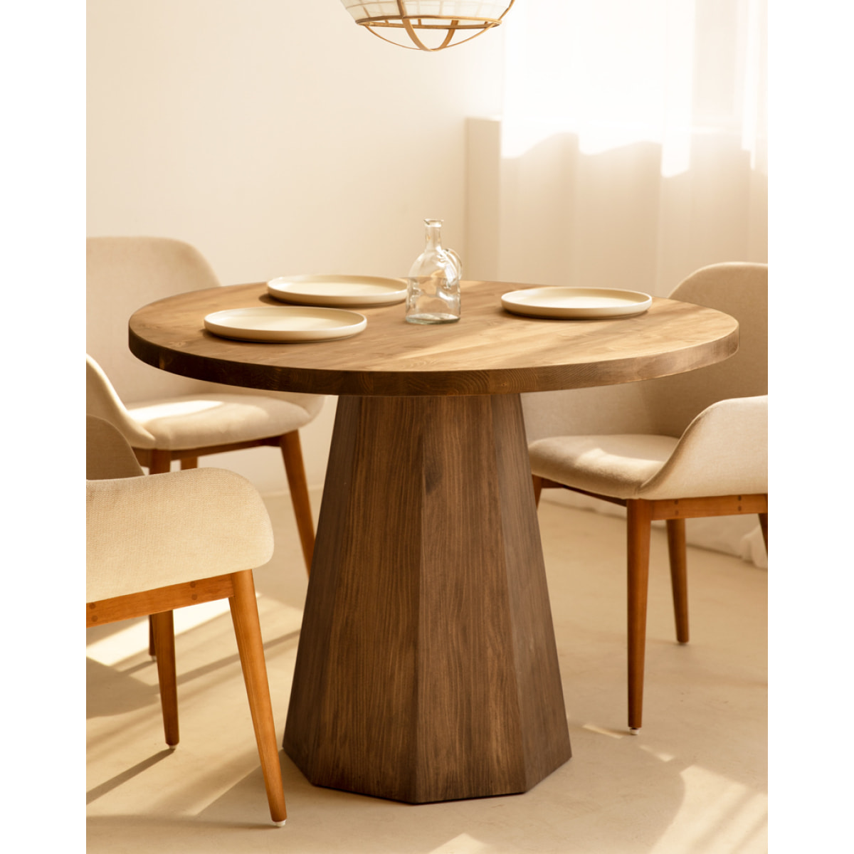 Mesa de comedor redonda de madera maciza en tono roble oscuro de Ø115 Alto: 75 Largo: 115 Ancho: 115