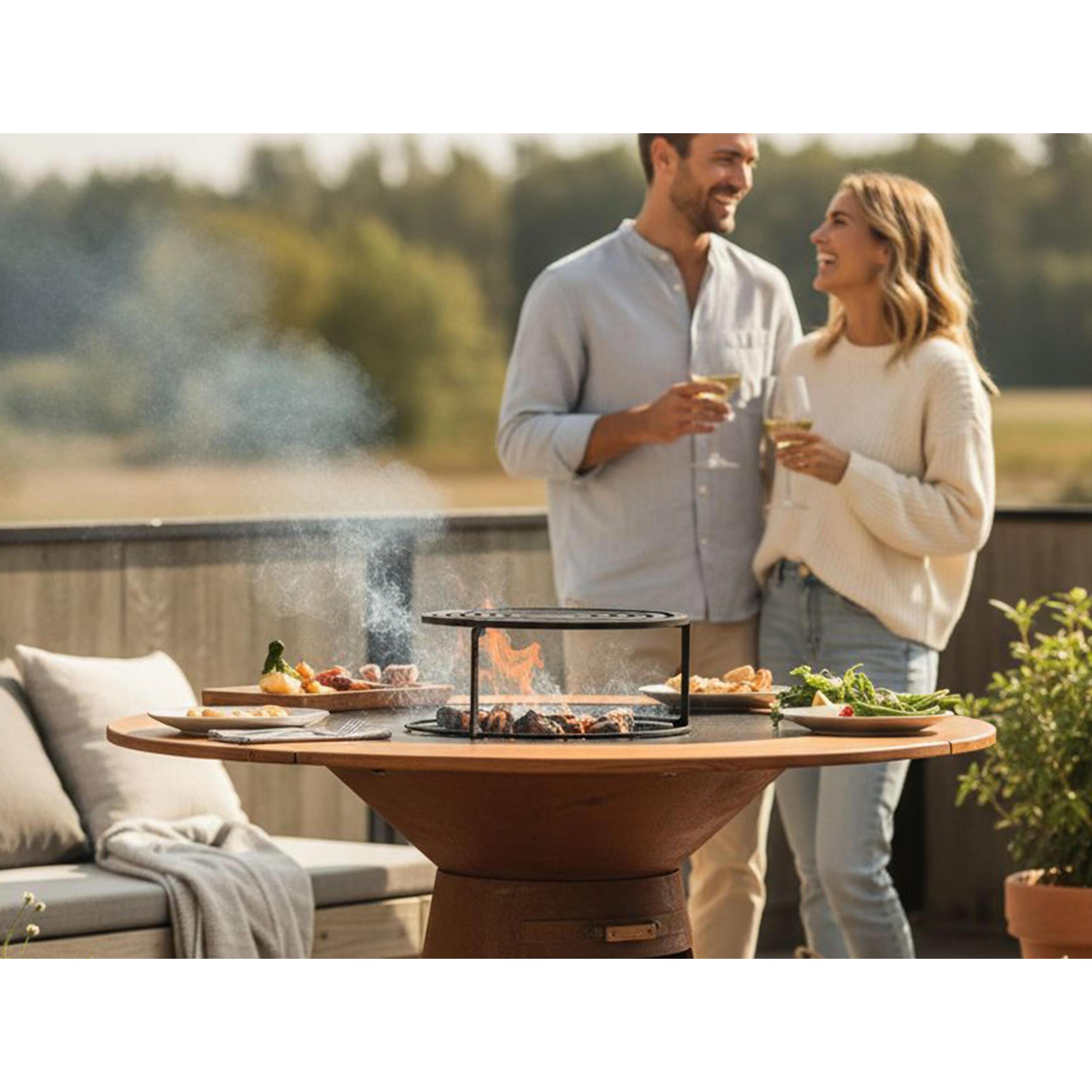 Barbecue rond avec plaque de cuisson et de gril en acier et planche en bois