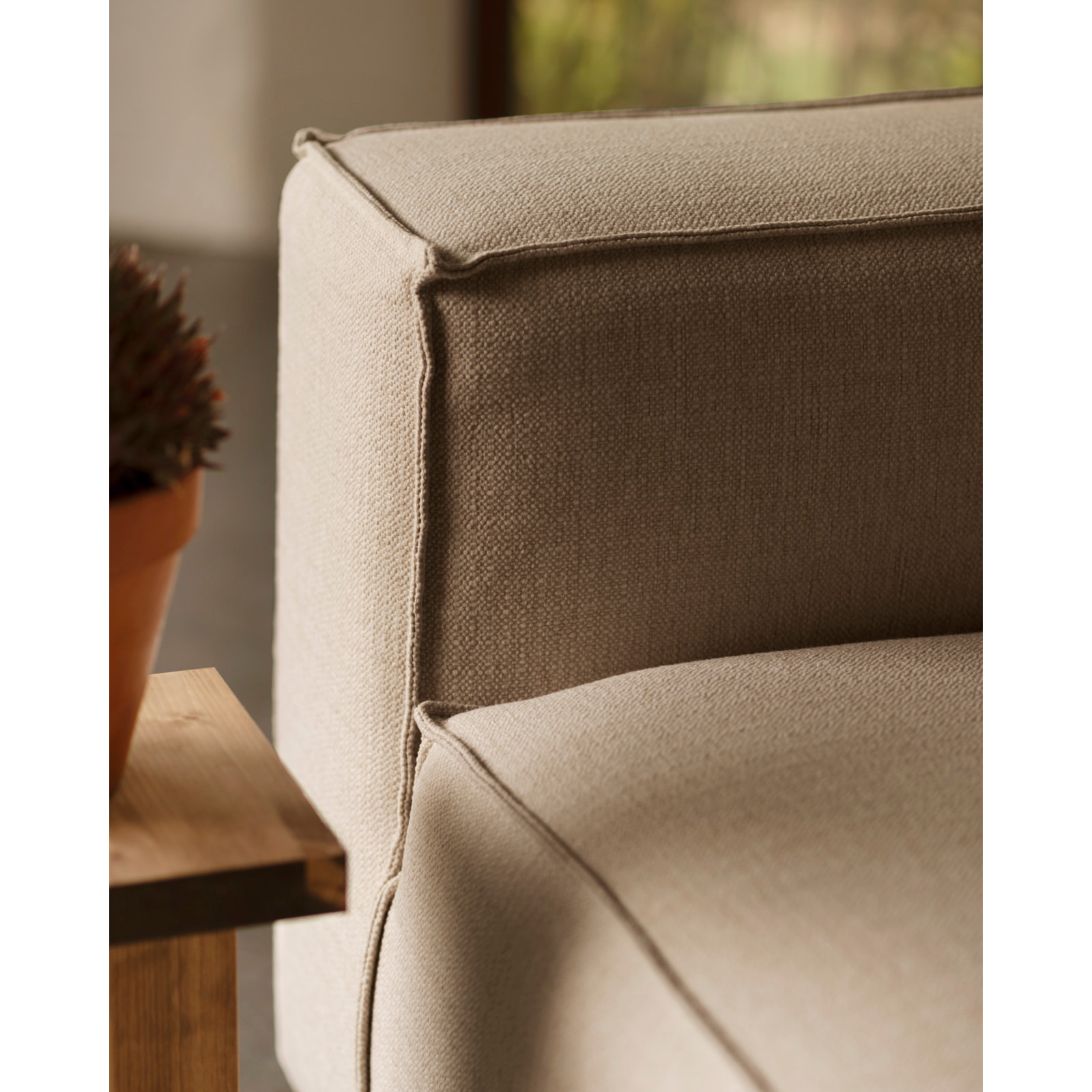 Sillón color gris claro de 110x90cm Alto: 70 Largo: 110 Ancho: 90