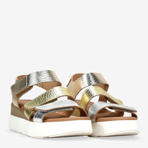 Sandalias metalizadas en piel con cuña
