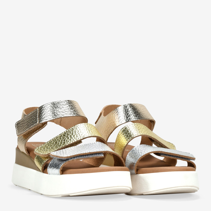 Sandalias metalizadas en piel con cuña
