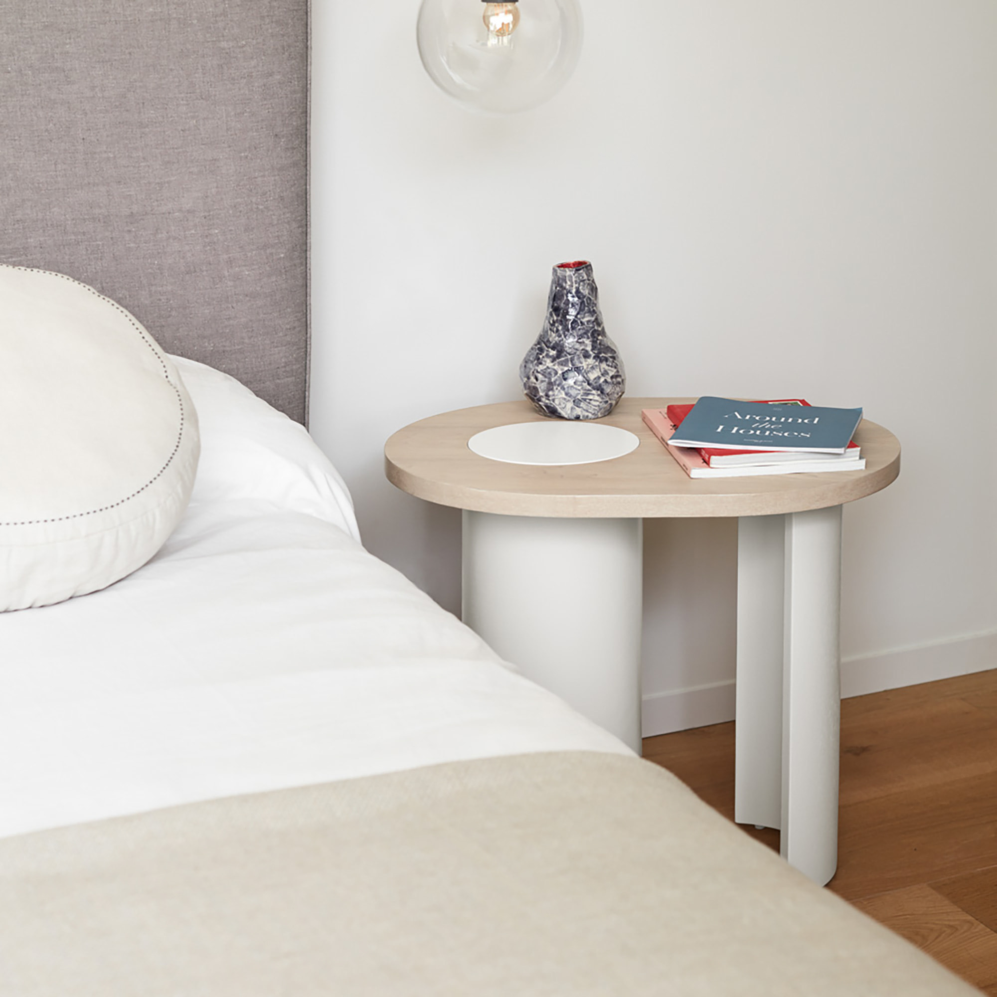 Mesa auxiliar Nori natural claro y patas crema