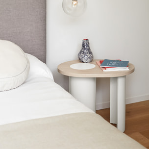 Mesa auxiliar Nori natural claro y patas crema