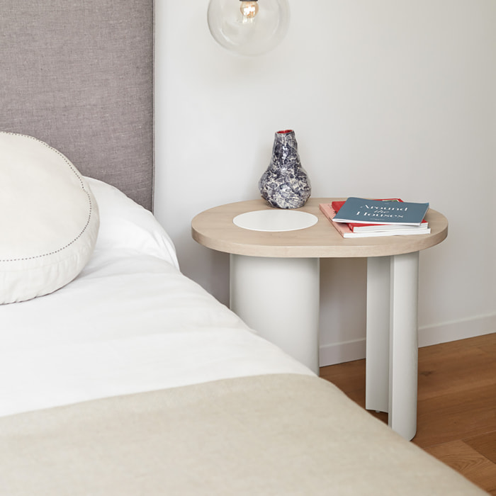 Mesa auxiliar Nori natural claro y patas crema