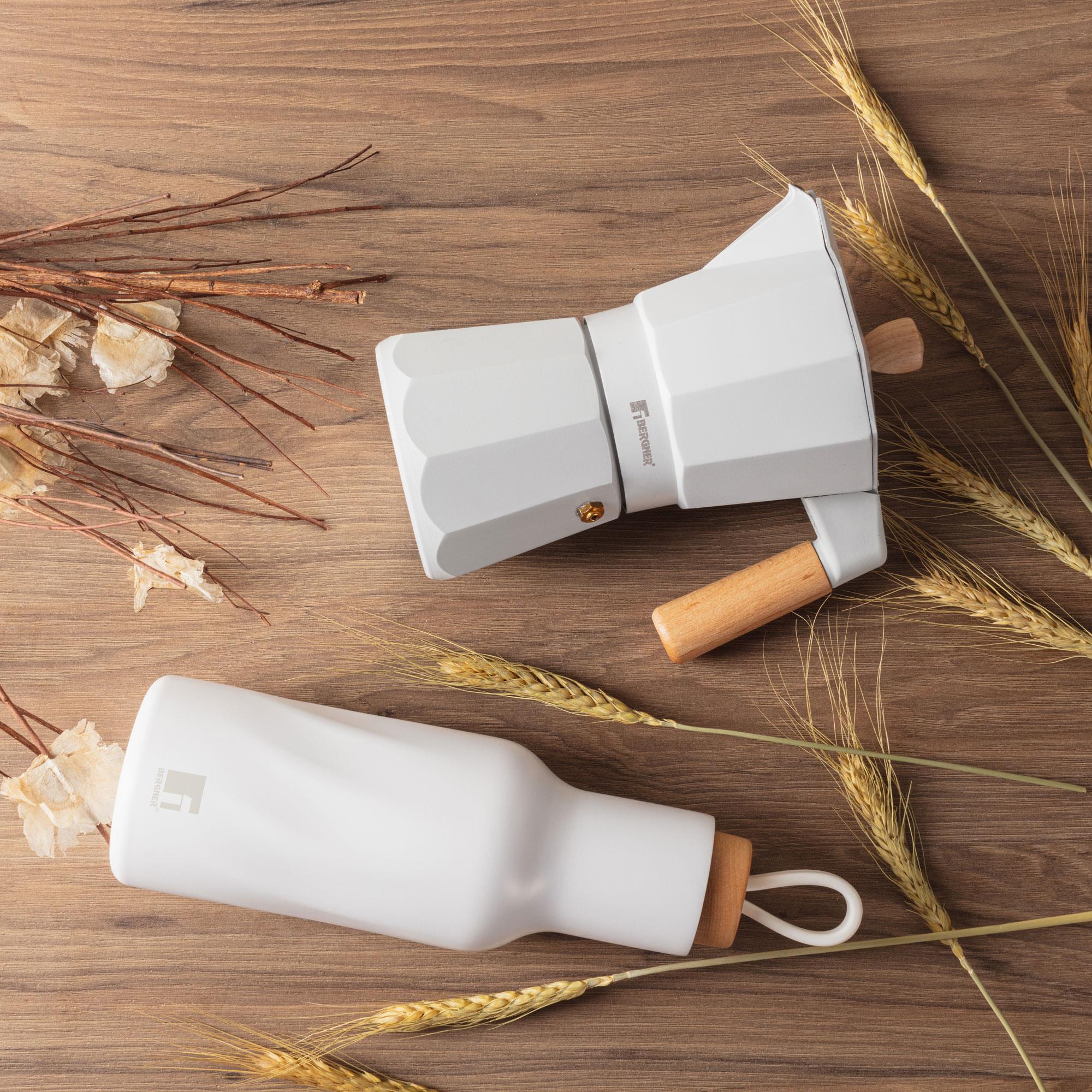 cafetera para 3 tazas en aluminio blanco con mango de madera