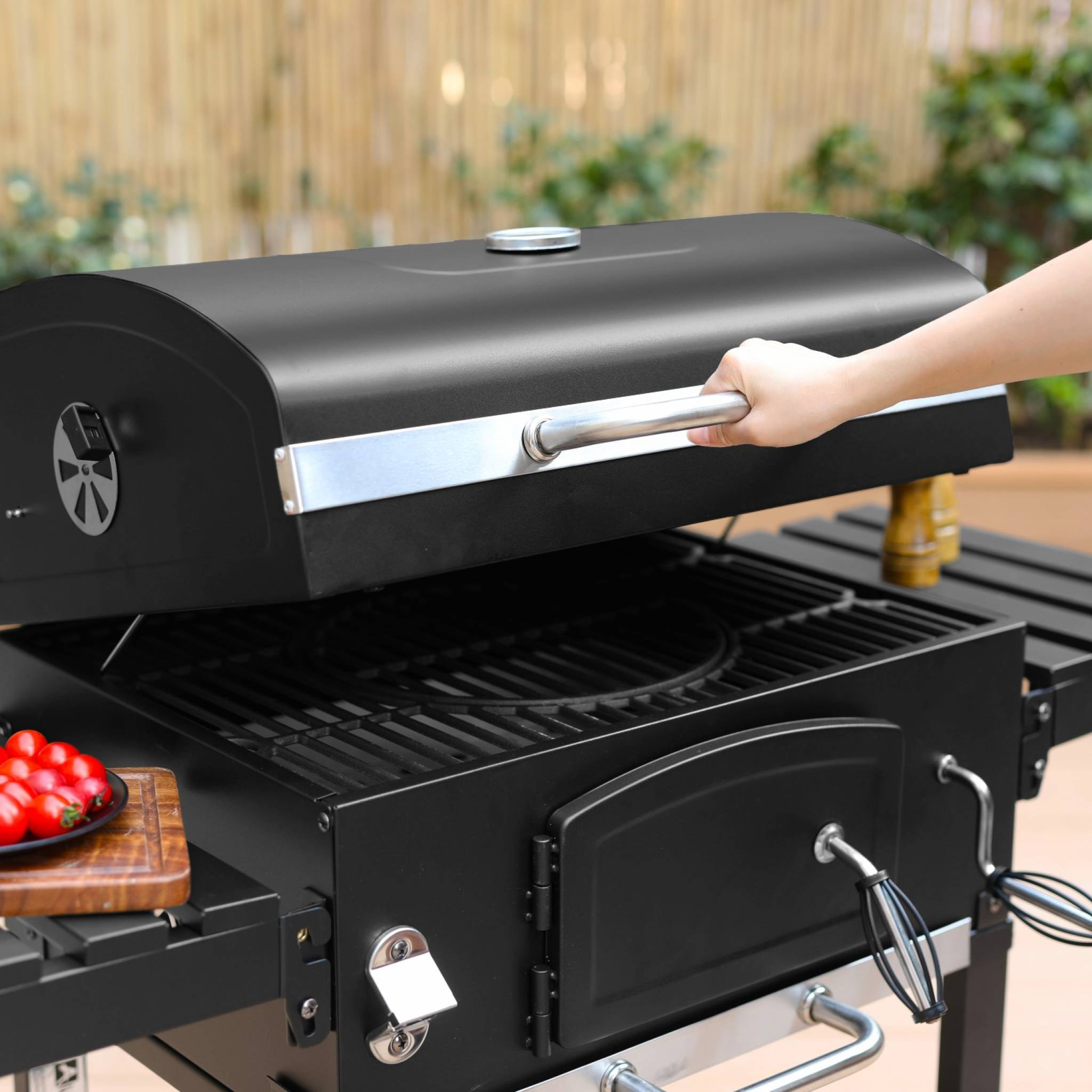 Barbecue Grill charbon de bois noir - Fumoir avec récupérateur de cendres. aérateurs. bac charbon ajustable et tablettes rabattables