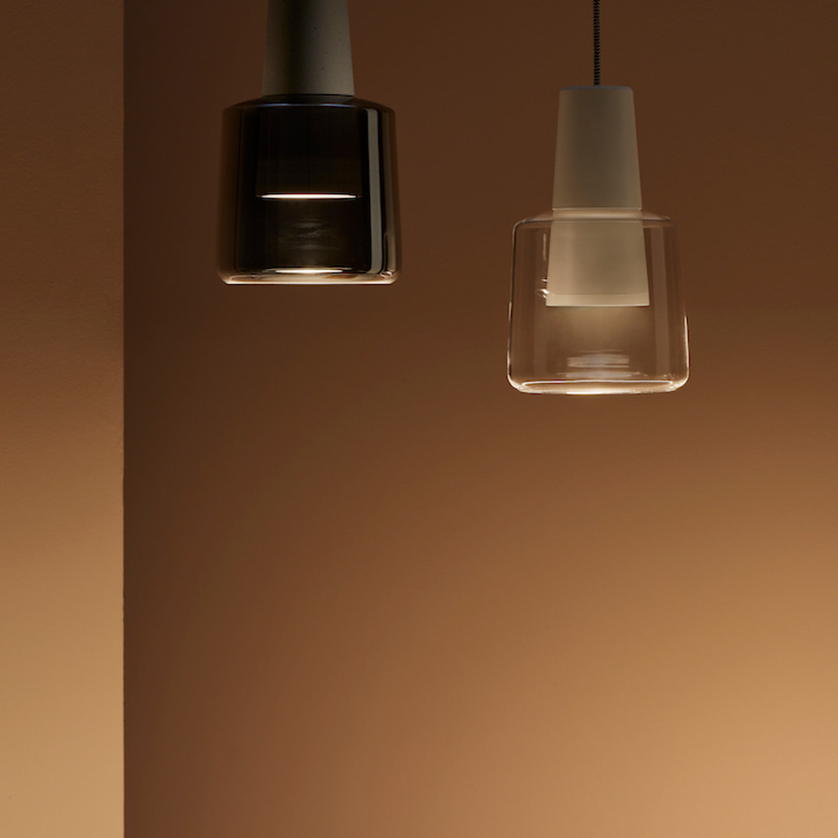 LEDS C4 Khoi - Lámpara Colgante de Techo LED 19.5W 3000K 907Lm Aluminio Cemento y Cristal Fumé