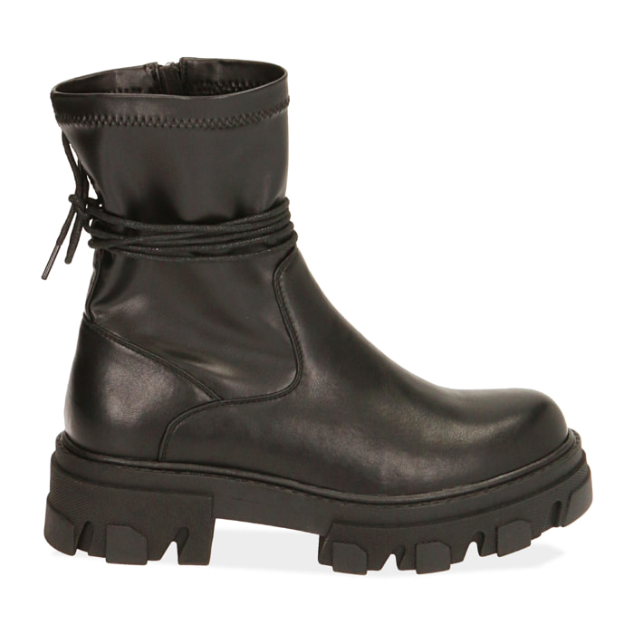 Moteras negras, tacón 5 cm.
