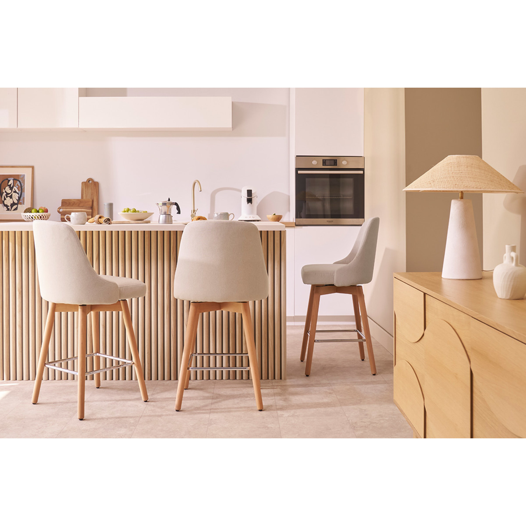 Tabourets de bar scandinaves pivotants 360° en tissu chenille terre brûlée et bois hêtre massif H65 cm (lot de 2) HASTA