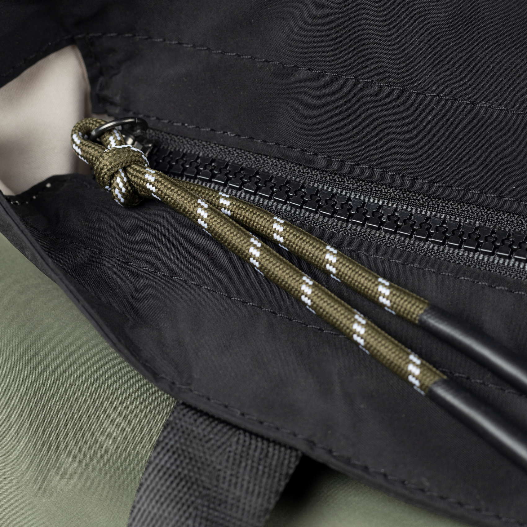 Bolso Tote y Mochila Convertible de Nylon Kaki TOTE BACKPACK. SHALLOW.