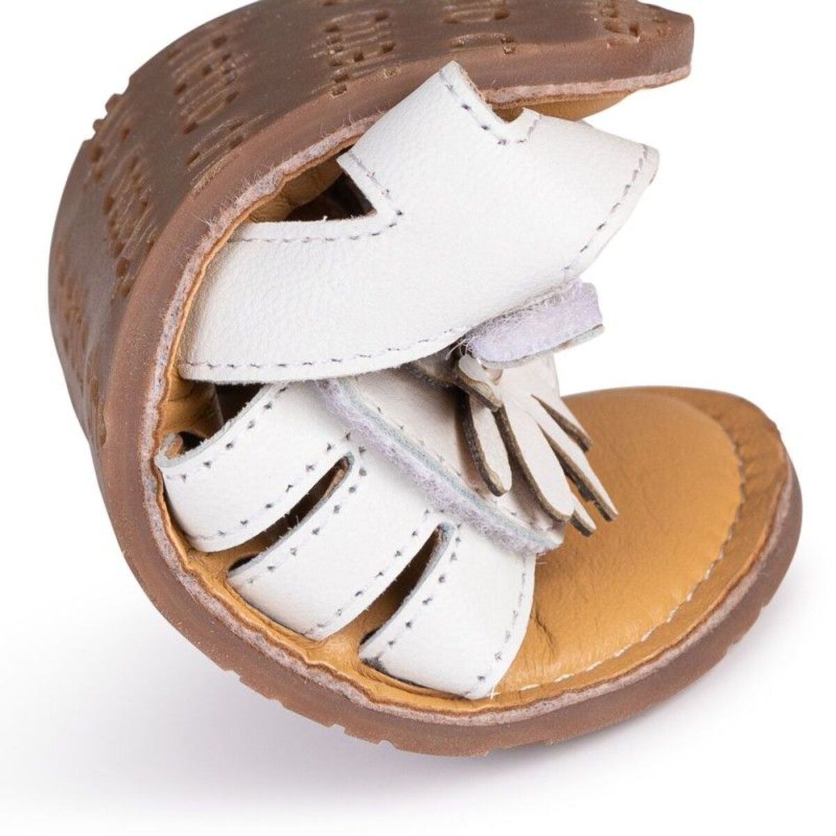 SANDALIA BAREFOOT BLANCA – FLOR EN RELIEVE Y ELEGANCIA ATEMPORAL