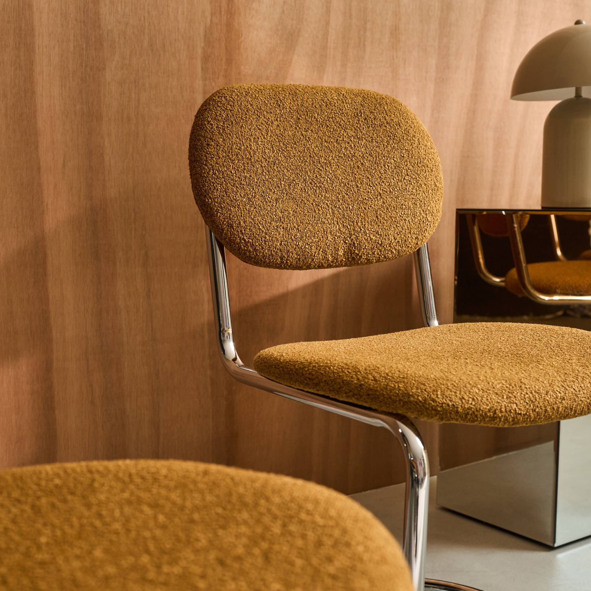 Lot de 2 chaises cantilever arrondie métal. bouclette texturée moutarde et pieds chromés - L 47 x P 54.5 x H 81cm - Maloa