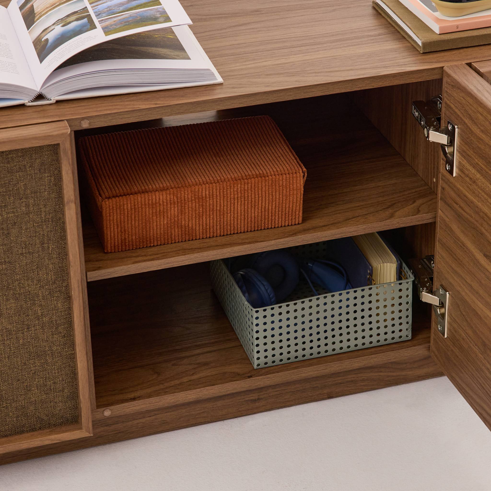Meuble TV décor bois et tissu 3 portes 140cm KUBA
