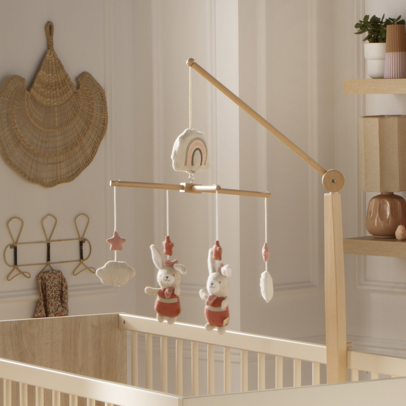 Mobile musical en bois avec jouets en coton