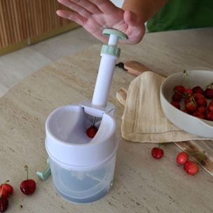 Dénoyauteur à cerise avec réservoir