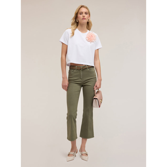 Motivi - Camiseta boxy con broche de flor - Blanco