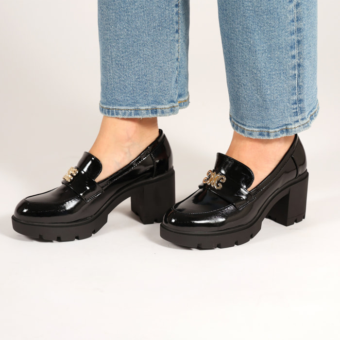Mocassini in simil pelle verniciata con tacco comodo e dettaglio color oro