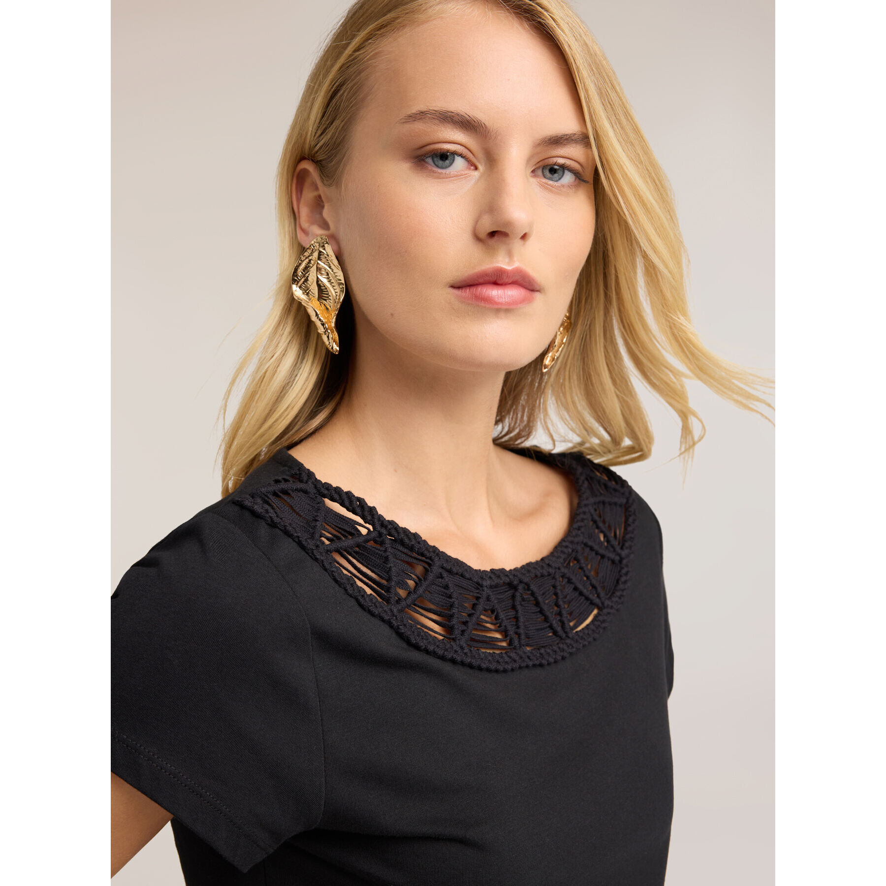 Motivi - T-shirt con scollo a barchetta ricamato - Nero